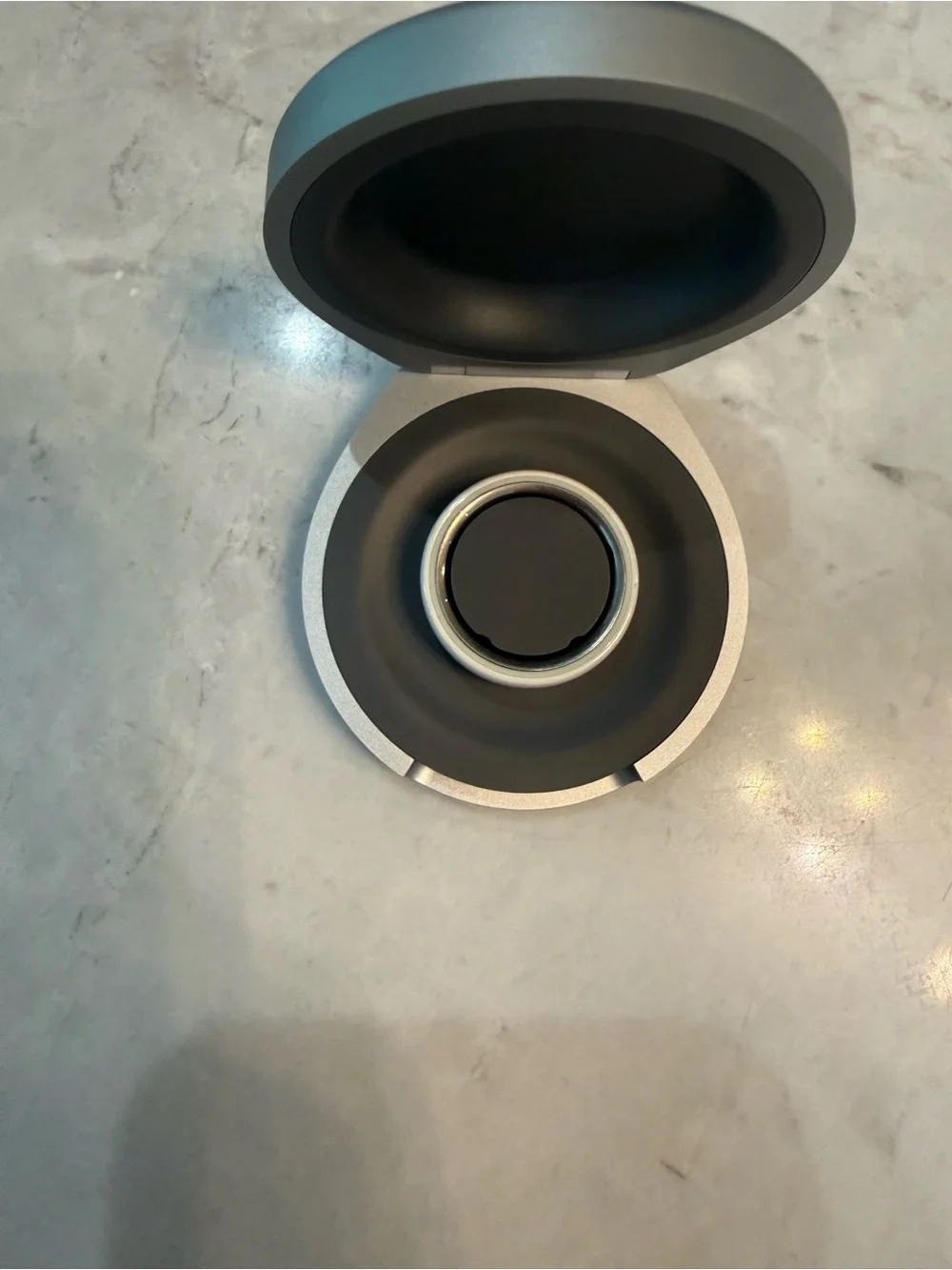 Oura ring 4 Size 9 portable charging case NEW Never used!